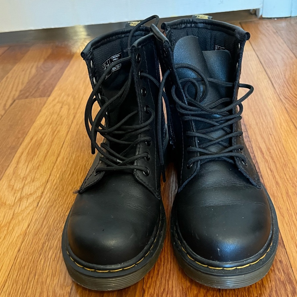 Kids Dr. Martens black lace up leather boots US size 1.